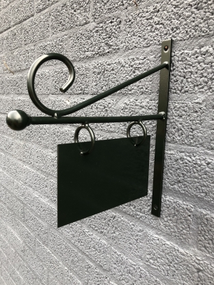 Ladenschild klein für in der Altstadt, Werbeschild aus Metall, schwarz lackiert