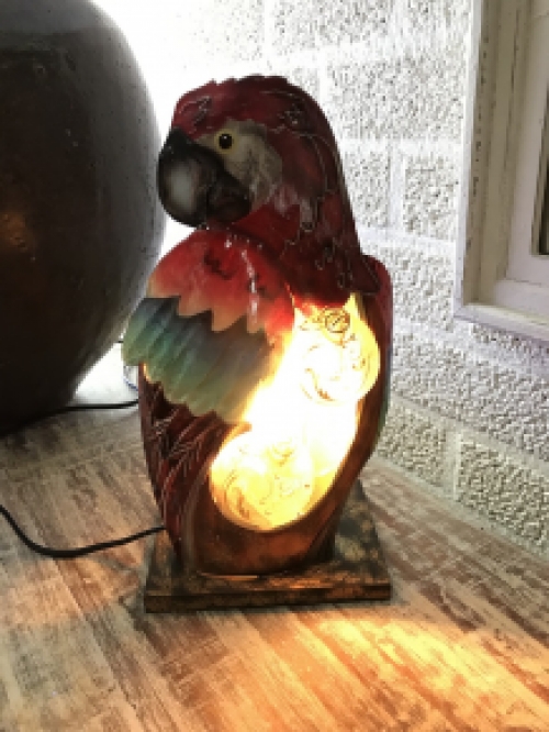 Eine Metalllampe in Form eines Papageis, sehr schön!