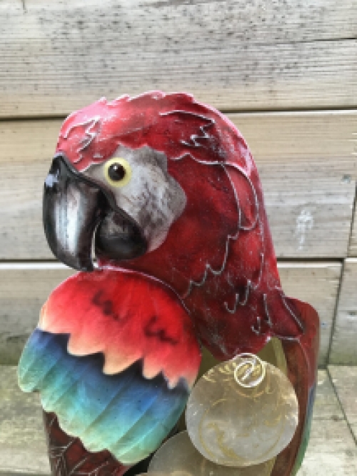 Eine Metalllampe in Form eines Papageis, sehr schön!