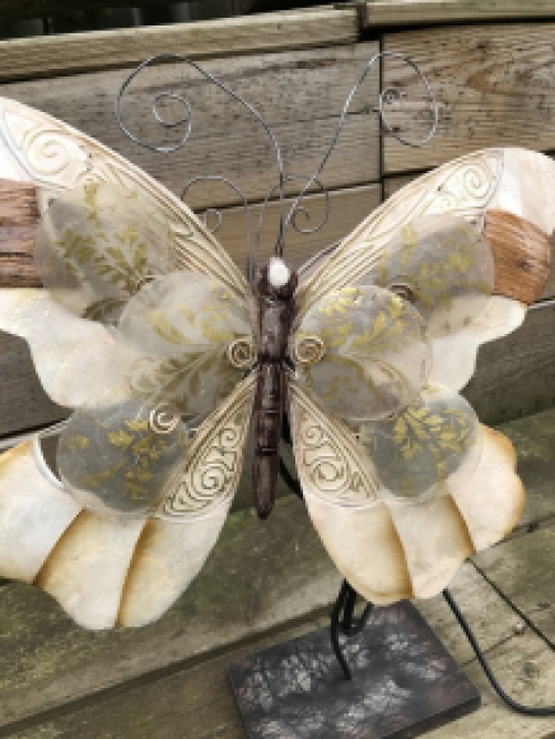 Eine Metalllampe in Form eines Schmetterlings, sehr schön!