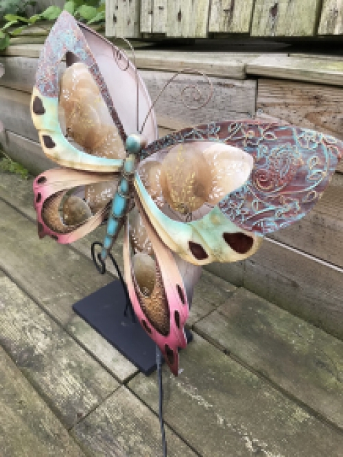 Eine Metalllampe in Form eines Schmetterlings, sehr schön!