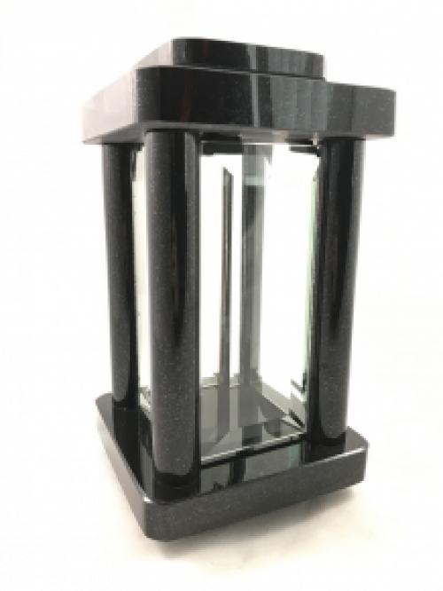 Een graflantaarn / graflamp, volledig van graniet gemaakt, met facet geslepen ruiten, mooi strak model