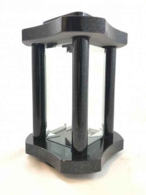 Een graflantaarn / graflamp, volledig van graniet gemaakt, met facet geslepen ruiten