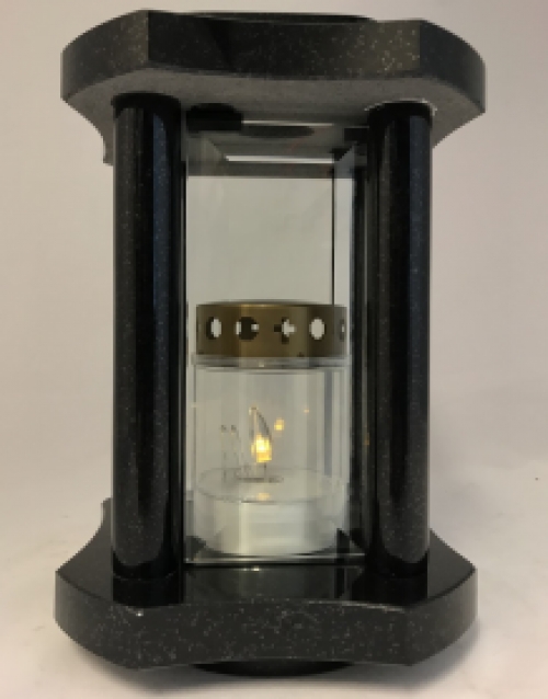 Een graflantaarn / graflamp, volledig van graniet gemaakt, met facet geslepen ruiten