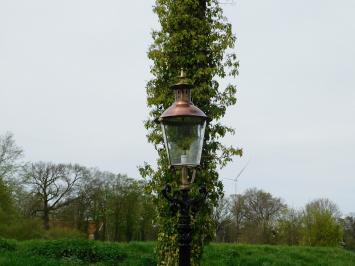 Gartenlaterne schwarz, Mast aus Gusseisen, mit Kupferen Schirm, klassische Außenlampe