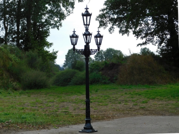 Klassischer Laternenpfahl XL mit 4 Lampenschirmen –  315 cm - Schwarz – Aluminium – Elegante Gartenlampe