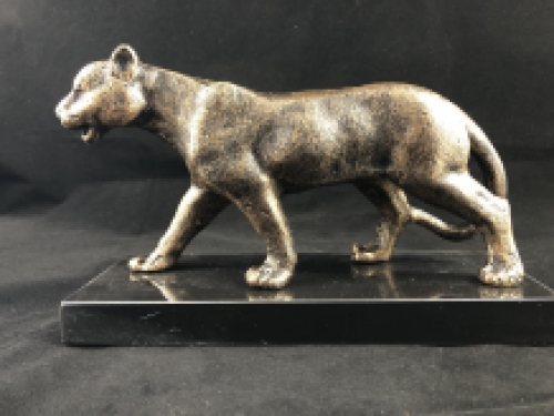Eine bronzene Eisenstatue/Skulptur einer Löwin
