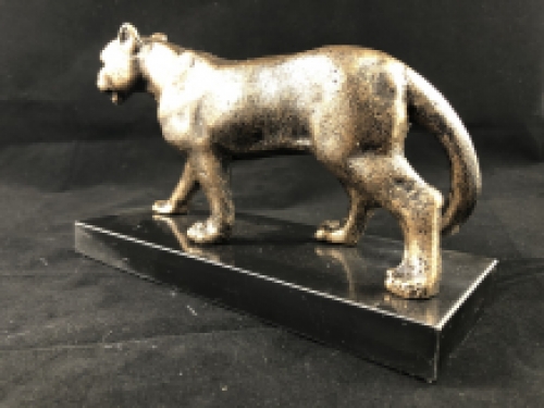 Eine bronzene Eisenstatue/Skulptur einer Löwin