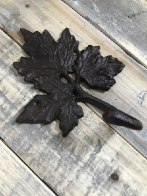 Kapstokhaak met esdoornblad, gietijzeren kapstok in antiek bruin