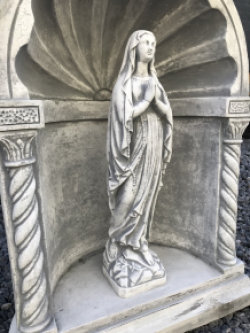 Beeld Maria, biddend, in een kapel, Maria Lourdes, Mariakapel