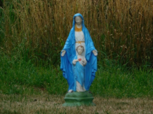 Maria met Jezus heilig hart, vol stenen kerkbeeld.