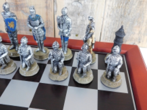 Ein Schachspiel mit dem Thema: ''MEDIEVAL KNIGHTS'', schöne Schachfiguren als mittelalterliche Ritter