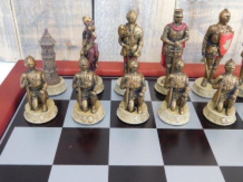 Ein Schachspiel mit dem Thema: ''MEDIEVAL KNIGHTS'', schöne Schachfiguren als mittelalterliche Ritter