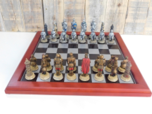 Ein Schachspiel mit dem Thema: ''MEDIEVAL KNIGHTS'', schöne Schachfiguren als mittelalterliche Ritter