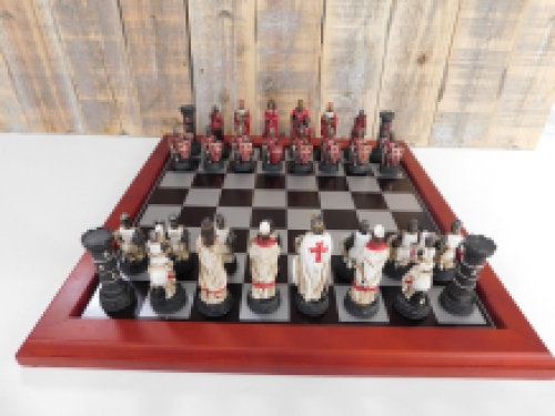 Ein Schachspiel mit dem Thema: ''MEDIEVAL KNIGHTS'', schöne Schachfiguren als mittelalterliche Ritter auf einem hölzernen Schachbrett.