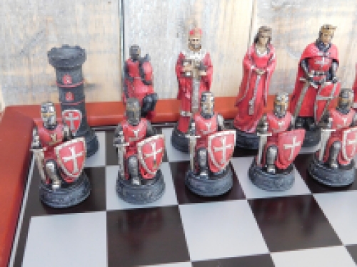 Ein Schachspiel mit dem Thema: ''MEDIEVAL KNIGHTS'', schöne Schachfiguren als mittelalterliche Ritter auf einem hölzernen Schachbrett.