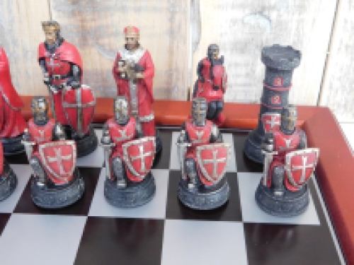 Ein Schachspiel mit dem Thema: ''MEDIEVAL KNIGHTS'', schöne Schachfiguren als mittelalterliche Ritter auf einem hölzernen Schachbrett.