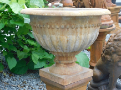 Große Vase, Metall-Gartenvase, robust und klassisch