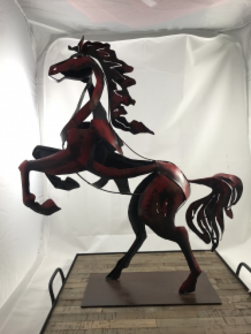Eine großartige Statue eines Pferdes, schön in der Farbe, ein Kunstwerk aus Metall!