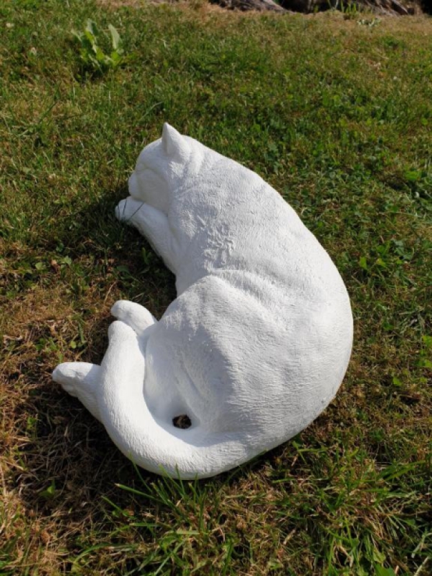 Weiße schlafende Katze, Katzenfigur