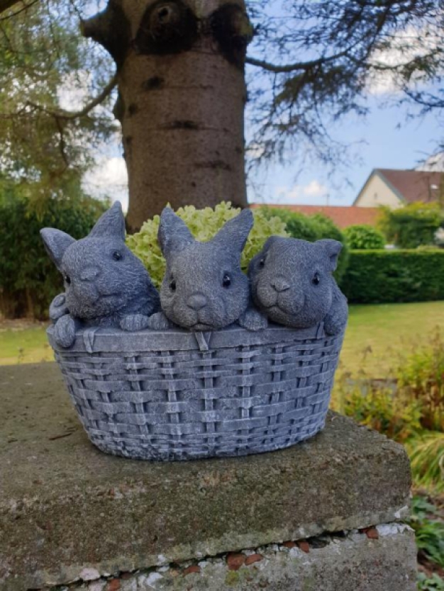 Pflanzgefäß, Blumenkasten mit 3 süßen Hasen