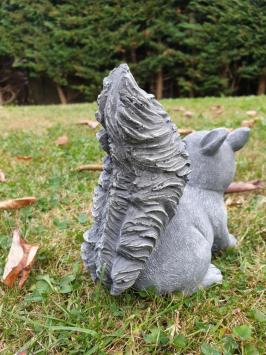 Eichhörnchen, Gartenstatue, süßes glückliches Eichhörnchen