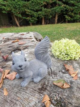 Eichhörnchen, Gartenstatue, süßes glückliches Eichhörnchen