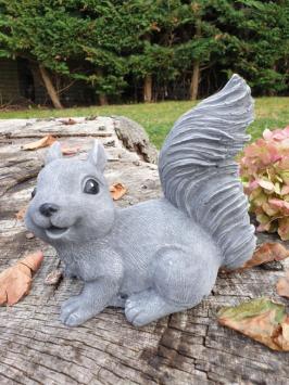 Eichhörnchen, Gartenstatue, süßes glückliches Eichhörnchen