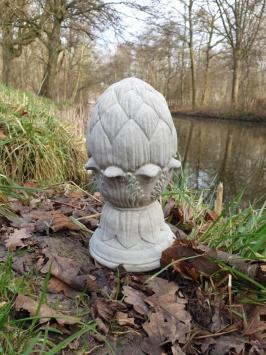 tuinbeeld van een dennenappel