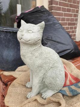 Grote stenen  poes , kat , tuinbeeld