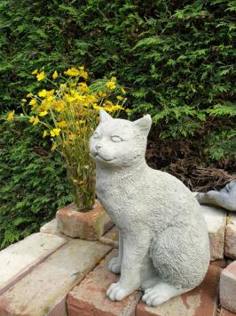 Grote stenen  poes , kat , tuinbeeld