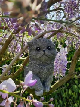 Katze mit Ball, Betonstatue