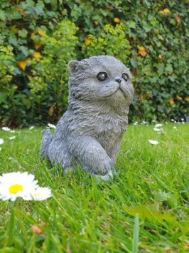 Katze mit Ball, Betonstatue