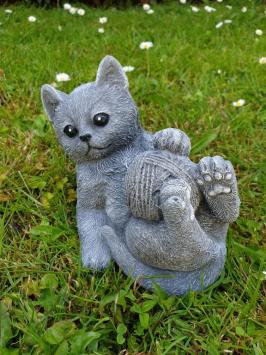 Kat spelend met knot wol , betonbeeld
