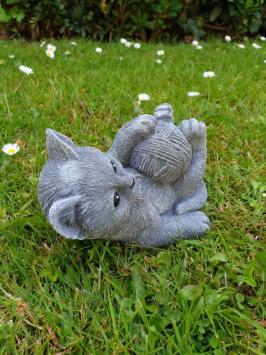 Kat spelend met knot wol , betonbeeld