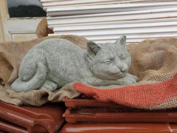 Gartenstatue einer Katze, Gänseblümchen