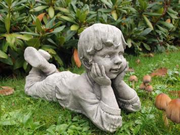 Beeld, liggende jongen, tuinbeeld