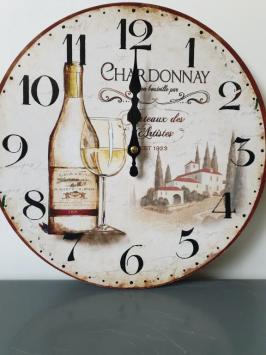 Ländliche Wanduhr mit Weinmotiv