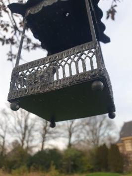 Wunderschönes Vogelfutterhaus aus Metall.