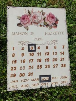 Kalender van metaal , roze bloemen