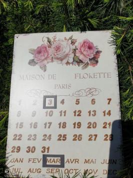 Kalender van metaal , roze bloemen