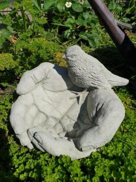 Wunderschöner Vogelfutterspender.