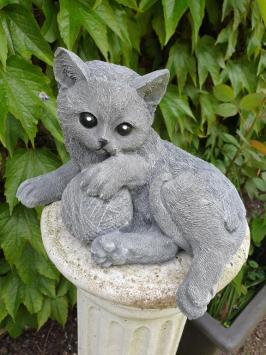 Katze Carlotte, Gartenstatue, Beton
