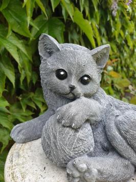 Katze Carlotte, Gartenstatue, Beton