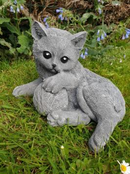 Katze Carlotte, Gartenstatue, Beton