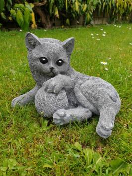 Katze Carlotte, Gartenstatue, Beton
