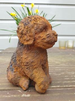 Tuinbeeld van een puppy hond
