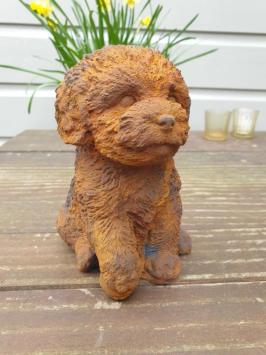 Tuinbeeld van een puppy hond