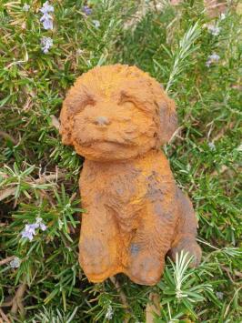 Tuinbeeld van een puppy hond