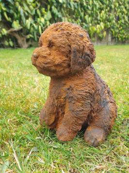 Tuinbeeld van een puppy hond
